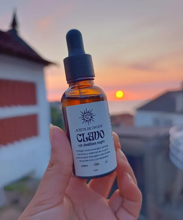Aceite esencial de clavo y obsidiana