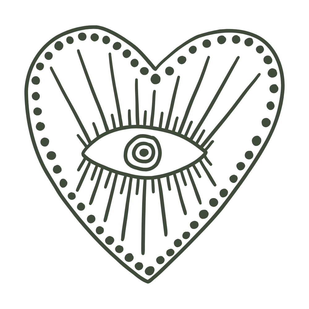 Amuleto pirograbado con forma de corazón
