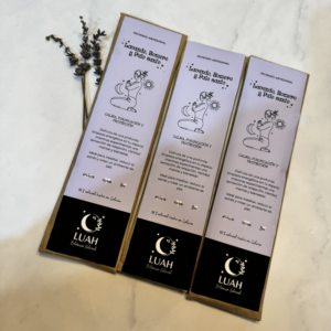 Paquete de inciensos artesanales con lavanda, romero y palo santo.