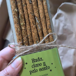 Pack de inciensos artesanales de ruda, clavo y palo santo.