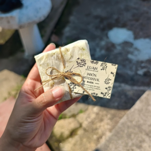 Jabón de glicerina de ruda, caolín y aloe vera con forma cuadrada