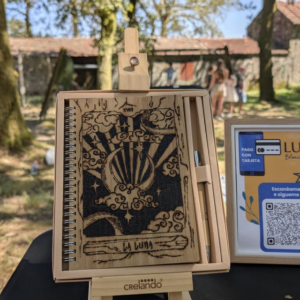 Libreta pirograbada de bambú con la forma de la carta del tarot "La Luna"