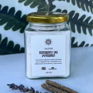 Frasco relleno de nitrato de potasio para hacer inciensos