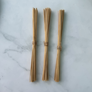 Varillas de bambú para hacer inciensos empaquetados con un cordel de yute